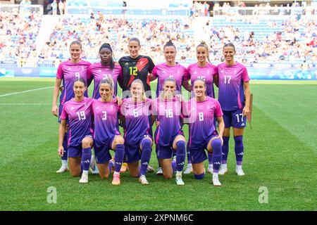 Présentation de l'équipe et hymne : Giulia Gwinn, DFB Frauen 15 Ann-Katrin Berger, gardienne de but DFB Frauen 12 Marina HEGERING, DFB Frauen 5 Felicitas Rauch, DFB Frauen 19 Kathrin-Julia HENDRICH, DFB Frauen 3 Janina Minge, DFB Frauen 6 Sjoeke Nuesken, DFB Frauen 9 Sydney Lohmann, DFB Frauen 8 Nicole Anyomi, DFB Frauen 21 Jule Brand, DFB Frauen 16 Klara Buehl, DFB Frauen 17 au match de demi-finale olympique féminin ALLEMAGNE - USA 0-1 N.V. au stade de Lyon à Lyon le 6 août 2024 à Lyon, France. Saison 2024/2025 photographe : ddp images/STAR-images Banque D'Images