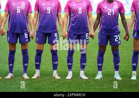 Présentation de l'équipe et hymne : Giulia Gwinn, DFB Frauen 15 Ann-Katrin Berger, gardienne de but DFB Frauen 12 Marina HEGERING, DFB Frauen 5 Felicitas Rauch, DFB Frauen 19 Kathrin-Julia HENDRICH, DFB Frauen 3 Janina Minge, DFB Frauen 6 Sjoeke Nuesken, DFB Frauen 9 Sydney Lohmann, DFB Frauen 8 Nicole Anyomi, DFB Frauen 21 Jule Brand, DFB Frauen 16 Klara Buehl, DFB Frauen 17 au match de demi-finale olympique féminin ALLEMAGNE - USA 0-1 N.V. au stade de Lyon à Lyon le 6 août 2024 à Lyon, France. Saison 2024/2025 photographe : ddp images/STAR-images Banque D'Images