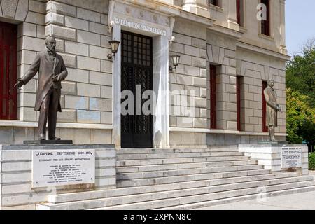 Statues en bronze des juges Georgios Tertsetis et Anastasios Polyzoidis devant le palais de justice historique de Tripoli, Grèce, Europe. Banque D'Images
