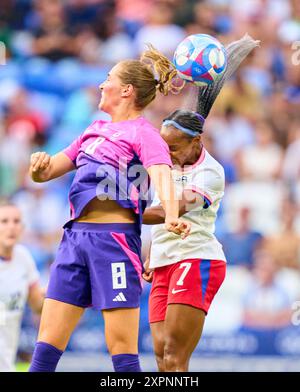 Lyon, France. 06 août 2024. Sydney Lohmann, DFB Frauen 8 Competition for the ball, tackling, duel, header, zweikampf, action, lutte contre Crystal Dunn, USA femmes Nr. 7 au match de demi-finale olympique féminin ALLEMAGNE - USA 0-1 N.V. au stade de Lyon à Lyon le 6 août 2024 à Lyon, France. Saison 2024/2025 photographe : ddp images/STAR-images crédit : ddp Media GmbH/Alamy Live News Banque D'Images