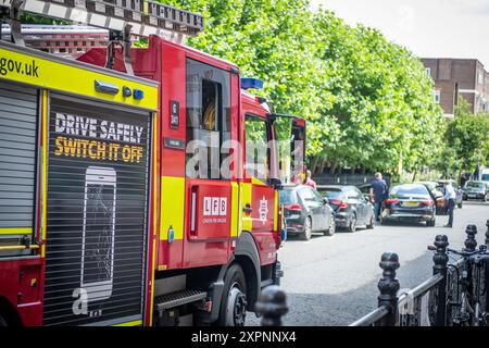 LONDRES - 23 JUILLET 2024 : une pompe de pompiers LFB de la London Fire Brigade sort sur appel à Chelsea, au sud-ouest de Londres Banque D'Images