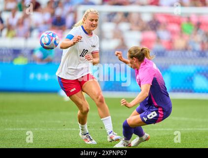 Lindsey Horan, États-Unis femmes Nr. 10 compétition pour le ballon, tackling, duel, header, zweikampf, action, combat contre Sydney Lohmann, DFB Frauen 8 au match de demi-finale olympique féminin ALLEMAGNE - USA 0-1 N.V. au stade de Lyon à Lyon le 6 août 2024 à Lyon, France. Photographe de la saison 2024/2025 : Peter Schatz Banque D'Images