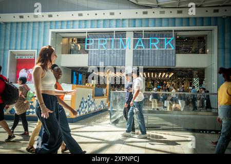 LONDRES- JUILLET 2024 : acheteurs devant la succursale Primark dans le centre commercial Westfield London à White City Banque D'Images