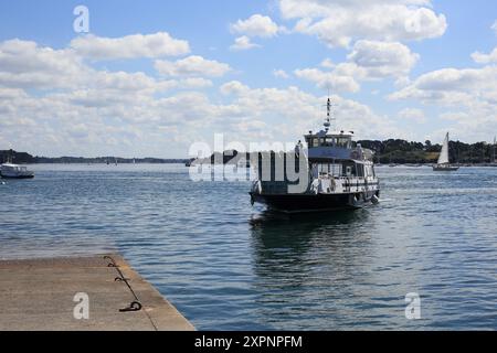 Ferry arrivant dans un port du Golfe du Morbihan depuis le port de Port Blanc, Baden, Morbihan, Bretagne, France Banque D'Images