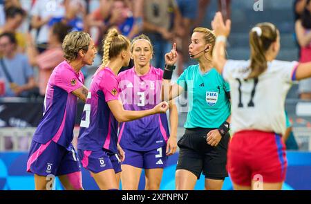 Giulia Gwinn, DFB Frauen 15 Kathrin-Julia HENDRICH, DFB Frauen 3 Sara Doorsoun, DFB Frauen 13 arbitre Bouchra Karboubi (Mar) avec sifflet, gestes, spectacles, montre, action individuelle, Schiedsrichter, Hauptschiedsrichter, schiri, Pfeiffe, Pfiff, lors du match de demi-finale olympique féminin ALLEMAGNE - USA 0-1 N.V. au stade de Lyon à Lyon le 6 août 2024 à Lyon, France. Photographe de la saison 2024/2025 : Peter Schatz Banque D'Images