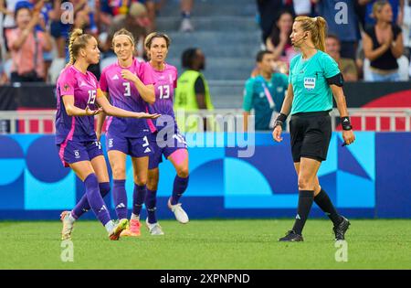 Giulia Gwinn, DFB Frauen 15 Kathrin-Julia HENDRICH, DFB Frauen 3 Sara Doorsoun, DFB Frauen 13 arbitre Bouchra Karboubi (Mar) avec sifflet, gestes, spectacles, montre, action individuelle, Schiedsrichter, Hauptschiedsrichter, schiri, Pfeiffe, Pfiff, lors du match de demi-finale olympique féminin ALLEMAGNE - USA 0-1 N.V. au stade de Lyon à Lyon le 6 août 2024 à Lyon, France. Photographe de la saison 2024/2025 : Peter Schatz Banque D'Images