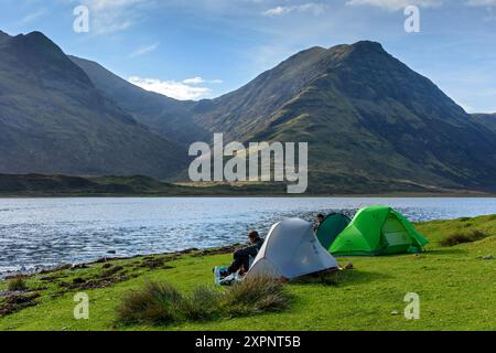 Les sommets de Sgurr nan chacun et Belig sur le Loch Slapin, près de Torrin, île de Skye, Écosse, Royaume-Uni. Deux tentes au premier plan. Banque D'Images