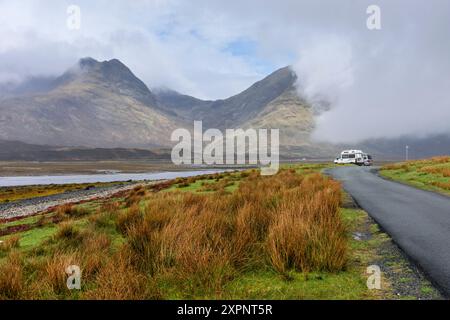 Les sommets de Sgurr nan et de Belig par un matin brumeux, au-dessus du Loch Slapin, près de Torrin, île de Skye, Écosse, ROYAUME-UNI. Deux camping-cars au premier plan Banque D'Images