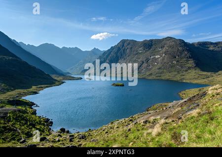 Les montagnes Cuillin au-dessus du loch Coruisk, île de Skye, Écosse, Royaume-Uni. La crête de Druim nan Ramh à droite. Banque D'Images