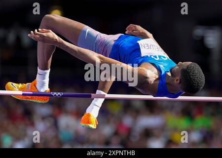 Paris, France. 07 août 2024. Shelby McEwen de Team USA participe à la qualification masculine de saut en hauteur au stade de France lors des Jeux Olympiques d'été de Paris 2024 à Paris, France, le mercredi 7 août 2024. McEwan s'est qualifié pour la finale avec un saut de 2,27 mètres. Photo de Paul Hanna/UPI crédit : UPI/Alamy Live News Banque D'Images