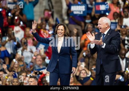 Philadelphie, États-Unis. 06 août 2024. Le vice-président Kamala Harris et le gouverneur du Minnesota Tim Walz entrent en scène au Liacouras Center à Temple University à Philadelphie, PA (photo de Lev Radin/Pacific Press) crédit : Pacific Press Media production Corp./Alamy Live News Banque D'Images