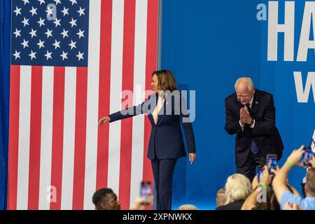 Philadelphie, États-Unis. 06 août 2024. Le vice-président Kamala Harris et le gouverneur du Minnesota Tim Walz entrent en scène au Liacouras Center à Temple University à Philadelphie, PA (photo de Lev Radin/Pacific Press) crédit : Pacific Press Media production Corp./Alamy Live News Banque D'Images