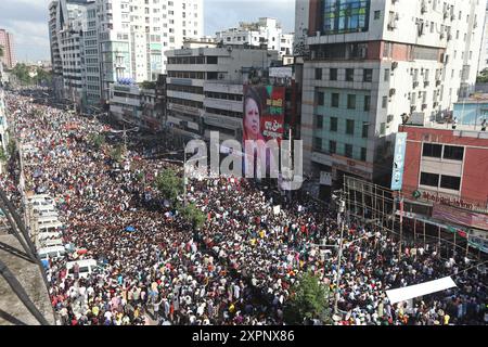 Dhaka, Bangladesh. 07 août 2024. Les partisans du Parti nationaliste du Bangladesh (BNP) se rassemblent pour assister à un rassemblement de masse du parti dans la région de Naya Paltan, à Dhaka, au Bangladesh, le 7 août 2024. Des milliers de partisans se sont rassemblés autour du bureau du Parti nationaliste du Bangladesh (BNP) dans la région de Naya Paltan pour un rassemblement de masse, avec le président par intérim Tarique Rahman qui devrait s'adresser virtuellement. Crédit : Abaca Press/Alamy Live News Banque D'Images