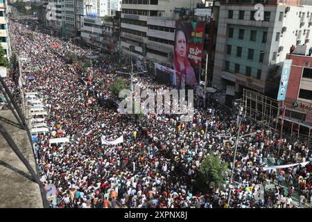 Dhaka, Bangladesh. 07 août 2024. Les partisans du Parti nationaliste du Bangladesh (BNP) se rassemblent pour assister à un rassemblement de masse du parti dans la région de Naya Paltan, à Dhaka, au Bangladesh, le 7 août 2024. Des milliers de partisans se sont rassemblés autour du bureau du Parti nationaliste du Bangladesh (BNP) dans la région de Naya Paltan pour un rassemblement de masse, avec le président par intérim Tarique Rahman qui devrait s'adresser virtuellement. Crédit : Abaca Press/Alamy Live News Banque D'Images