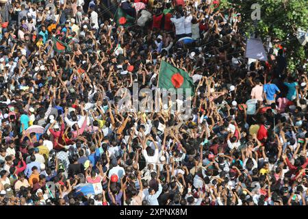 Dhaka, Bangladesh. 07 août 2024. Les partisans du Parti nationaliste du Bangladesh (BNP) se rassemblent pour assister à un rassemblement de masse du parti dans la région de Naya Paltan, à Dhaka, au Bangladesh, le 7 août 2024. Des milliers de partisans se sont rassemblés autour du bureau du Parti nationaliste du Bangladesh (BNP) dans la région de Naya Paltan pour un rassemblement de masse, avec le président par intérim Tarique Rahman qui devrait s'adresser virtuellement. Crédit : Abaca Press/Alamy Live News Banque D'Images