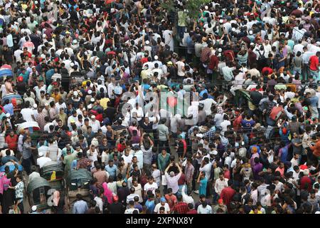 Dhaka, Bangladesh. 07 août 2024. Les partisans du Parti nationaliste du Bangladesh (BNP) se rassemblent pour assister à un rassemblement de masse du parti dans la région de Naya Paltan, à Dhaka, au Bangladesh, le 7 août 2024. Des milliers de partisans se sont rassemblés autour du bureau du Parti nationaliste du Bangladesh (BNP) dans la région de Naya Paltan pour un rassemblement de masse, avec le président par intérim Tarique Rahman qui devrait s'adresser virtuellement. Crédit : Abaca Press/Alamy Live News Banque D'Images