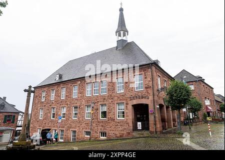 Nideggen Nordrhein-Westfalen Allemagne 1er août 2024 Rathaus - Hôtel de ville en Buntsandstein rouge. Buntsandstein aussi appelé bunter est une roche sédimentaire formée dans le trias déposée dans le bassin germanique. Fenêtres avec vue sur les montagnes de l'Eifel. grès, géologie, Banque D'Images