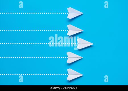 Vue de dessus des avions en papier blanc avec un menant le reste. Concept de leadership. Banque D'Images