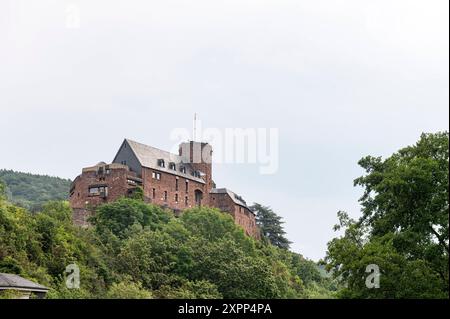 Heimbach Nordrhein-Westfalen Allemagne 1er août 2024 au-dessus de la rivière s'élève le château de Bburg Hengebach fabriqué à partir de Buntsandstein rouge. Buntsandstein aussi appelé bunter est une roche sédimentaire formée dans le trias déposée dans le bassin germanique. grès, géologie, Banque D'Images