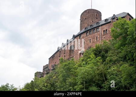 Heimbach Nordrhein-Westfalen Allemagne 1er août 2024 au-dessus de la rivière s'élève le château de Bburg Hengebach fabriqué à partir de Buntsandstein rouge. Buntsandstein aussi appelé bunter est une roche sédimentaire formée dans le trias déposée dans le bassin germanique. grès, géologie, Banque D'Images