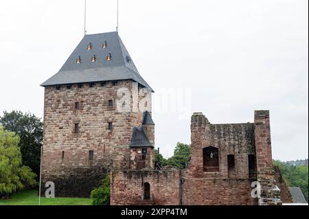 Nideggen Nordrhein-Westfalen Allemagne 1er août 2024 Berg Nideggen fabriqué à partir de Buntsandstein rouge. Buntsandstein aussi appelé bunter est une roche sédimentaire formée dans le trias déposée dans le bassin germanique. grès, géologie, château, bourg Banque D'Images