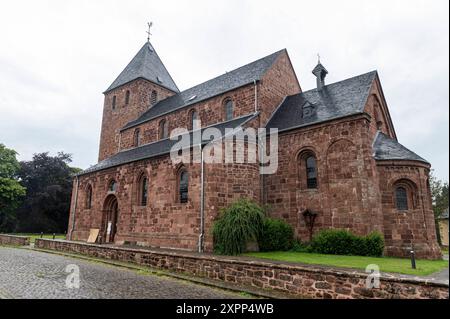 Nideggen Nordrhein-Westfalen Allemagne 1er août 2024 composé Johannes Baptist Kirche fabriqué à partir de Buntsandstein rouge. Buntsandstein aussi appelé bunter est une roche sédimentaire formée dans le trias déposée dans le bassin germanique. grès, géologie, château, bourg Banque D'Images