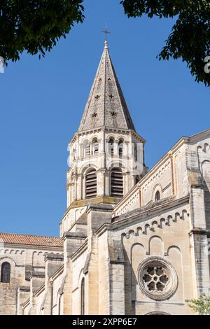 Vue verticale du clocher de l'ancienne église St Paul, Nîmes, Gard, France Banque D'Images
