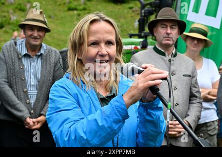 Oberammergau, Allemagne. 07 août 2024. Steffi Lemke (Verts), ministre fédéral de l'environnement, s'adresse aux participants lors de l'inspection annuelle principale des pâturages alpins de l'Almwirtschaftlicher Verein Oberbayern dans le Labergebiet. Crédit : Uwe Lein/dpa/Alamy Live News Banque D'Images