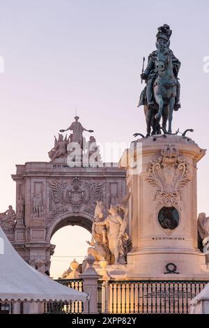 Crépuscule à Lisbonne, Portugal. Statue historique du roi José I sur la Praça do Comércio, place du commerce et Arco da Rua Augusta, Arch Rua Augusta. Banque D'Images