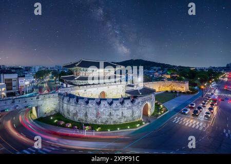 Forteresse de Hwaseong la nuit, architecture traditionnelle de Corée à Suwon et la voie lactée en arrière-plan, Corée du Sud. Banque D'Images