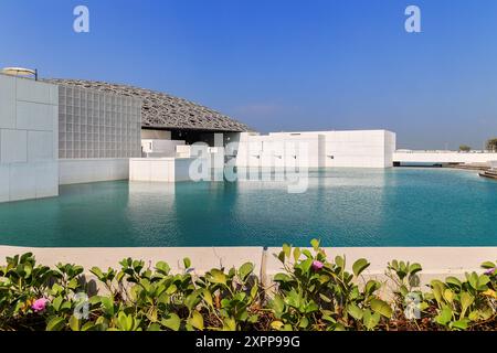 Abu Dhabi, Émirats arabes Unis - février 28. 2023 : L'extérieur du célèbre musée du Louvre avec le flottant et le toit à Abu Dhabi. C'est le plus Banque D'Images