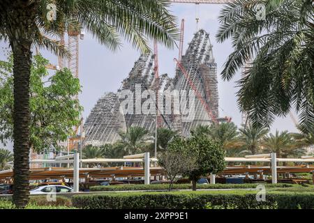 Abu Dhabi, eau - février 28. 2023 : le projet futuriste du Musée national Sheikh Zayed est en construction. Son ouverture est prévue pour 2025. Banque D'Images