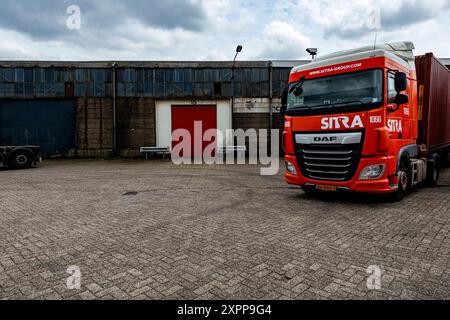Activité sur les camions et les cargos du terminal Fruitwarf à Merwe Harbour Fruitwarf, en attente de la nouvelle cargaison à transporter. Rotterdam, pays-Bas. Rotterdam Merwehaven Zuid-Holland Nederland Copyright : xGuidoxKoppesxPhotox Banque D'Images