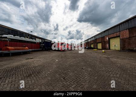 Activité sur les camions et les cargos du terminal Fruitwarf à Merwe Harbour Fruitwarf, en attente de la nouvelle cargaison à transporter. Rotterdam, pays-Bas. Rotterdam Merwehaven Zuid-Holland Nederland Copyright : xGuidoxKoppesxPhotox Banque D'Images