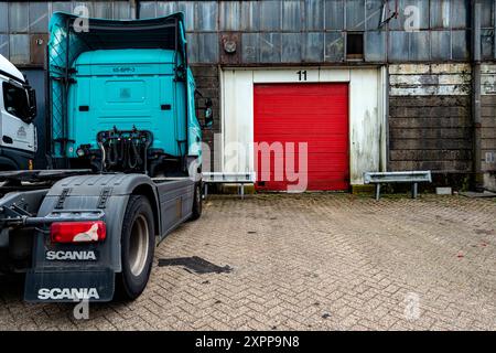 Activité sur les camions et les cargos du terminal Fruitwarf à Merwe Harbour Fruitwarf, en attente de la nouvelle cargaison à transporter. Rotterdam, pays-Bas. Rotterdam Merwehaven Zuid-Holland Nederland Copyright : xGuidoxKoppesxPhotox Banque D'Images