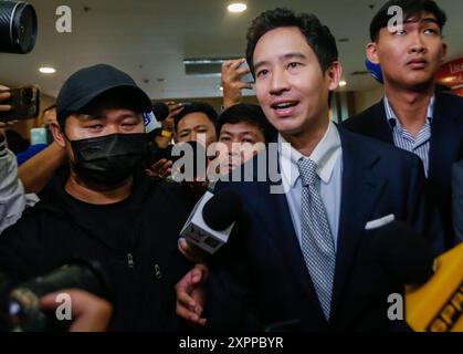 L'ancien chef du Parti Move Forward, Pita Limjaroenrat, arrive à la Cour constitutionnelle. La Cour constitutionnelle a ordonné la dissolution du Parti Move Forward et révoqué la candidature du comité exécutif du parti. Les 1er et 2e groupes ont exercé leurs fonctions entre le 25 mars 2021 et le 31 janvier 2024, période de l'acte qui a causé la dissolution d'un parti politique, ce qui représente 10 ans d'infraction. Il est interdit au comité exécutif du parti d'enregistrer ou de participer à la création d'un nouveau parti politique pendant 10 ans à compter de la date de l'ordonnance du tribunal de dissoudre le PA Banque D'Images