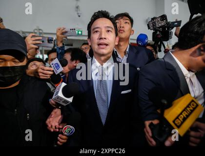 L'ancien chef du Parti Move Forward, Pita Limjaroenrat, arrive à la Cour constitutionnelle. La Cour constitutionnelle a ordonné la dissolution du Parti Move Forward et révoqué la candidature du comité exécutif du parti. Les 1er et 2e groupes ont exercé leurs fonctions entre le 25 mars 2021 et le 31 janvier 2024, période de l'acte qui a causé la dissolution d'un parti politique, ce qui représente 10 ans d'infraction. Il est interdit au comité exécutif du parti d'enregistrer ou de participer à la création d'un nouveau parti politique pendant 10 ans à compter de la date de l'ordonnance du tribunal de dissoudre le PA Banque D'Images