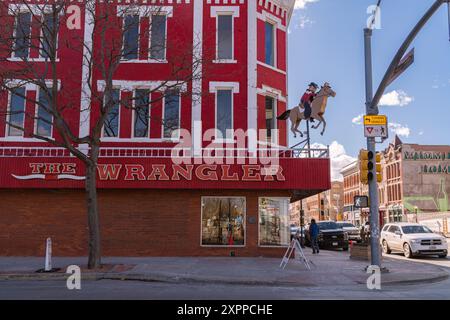 Cheyenne, WY, US-1 mars 2024 : L'emblématique hôtel Wrangler dans le quartier historique du centre-ville de la capitale de l'État avec des bâtiments en briques datant du 1 Banque D'Images