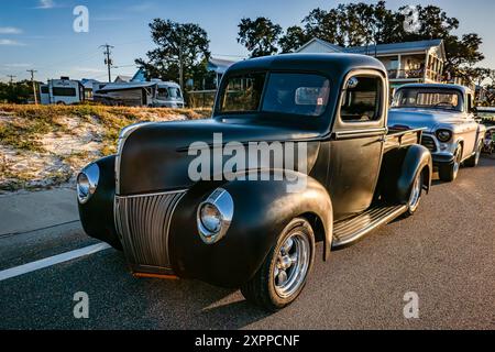 Gulfport, MS - 02 octobre 2023 : vue d'angle avant en perspective d'une camionnette Ford 1940 lors d'un salon automobile local. Banque D'Images