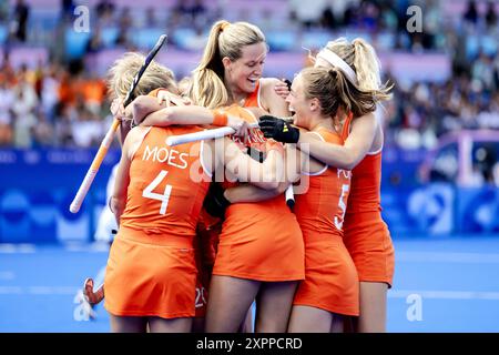 PARIS - les hollandaises applaudissent après que Laura Nunnink ait marqué lors de la demi-finale de hockey contre l'Argentine aux Jeux olympiques. Banque D'Images