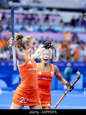 PARIS - les hollandaises applaudissent après que Laura Nunnink ait marqué lors de la demi-finale de hockey contre l'Argentine aux Jeux olympiques. Banque D'Images