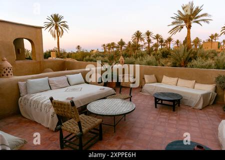 Vue générale de la terrasse d'un rihab au lever du soleil dans le Sahara, Merzouga. Banque D'Images