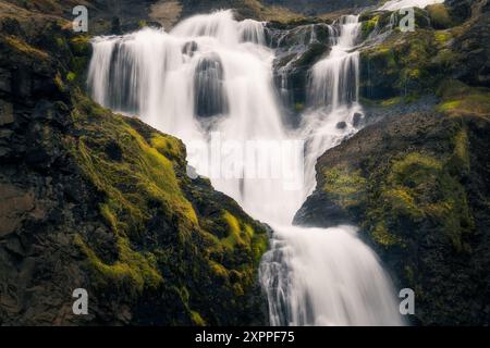 Détail de la partie supérieure de la cascade Rjúkandi ou Rjúkandafoss en Islande, prise avec téléobjectif Banque D'Images