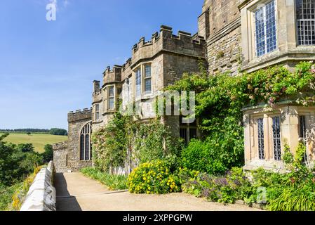 Haddon Hall Derbyshire - Haddon Hall Chapelle et arrière de la maison de campagne anglaise près de Bakewell Derbyshire Peak District Angleterre Royaume-Uni GB Europe Banque D'Images