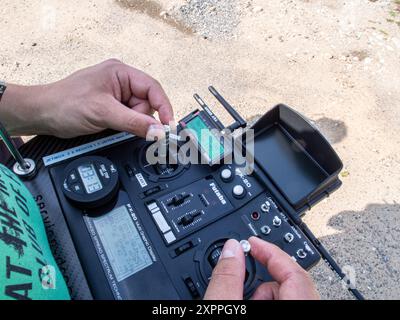 Gros plan de la télécommande du drone en mains Banque D'Images