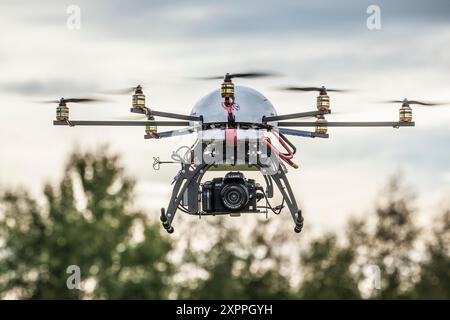 Vintage Octocopter Camera-Drone avec Gimbal Flying, 2011 Banque D'Images