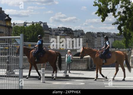 *** STRICTEMENT AUCUNE VENTE AUX MÉDIAS OU ÉDITEURS FRANÇAIS - DROITS RÉSERVÉS ***17 JUILLET 2024 - PARIS, FRANCE: la police patrouille à cheval près de la Seine alors que les autorités françaises se préparent à sécuriser la cérémonie d'ouverture des Jeux Olympiques, qui aura lieu le 26 juillet sur la rivière avec seulement des invités autorisés comme spectateurs. Banque D'Images