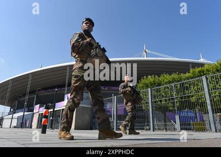 *** STRICTEMENT AUCUNE VENTE AUX MÉDIAS OU ÉDITEURS FRANÇAIS - DROITS RÉSERVÉS ***17 juillet 2024 - Saint-Denis, France : des soldats français patrouillent la zone entre le stade de France, principal lieu des Jeux Olympiques de Paris 2024, et la station de métro voisine. La France a renforcé la sécurité en prévision des Jeux Olympiques, en déployant des milliers de policiers et militaires pour éviter tout problème. Banque D'Images