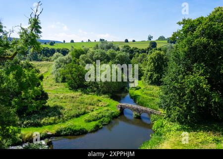 Domaine de Haddon Hall Derbyshire Peak District National Park - Dorothy Vernon Bridge sur la rivière Wye Haddon Hall près de Bakewell Derbyshire Angleterre Royaume-Uni Banque D'Images