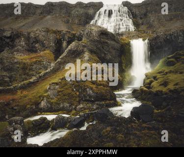 La belle cascade de Dynjandi dans les fjords de l'ouest de l'Islande Banque D'Images